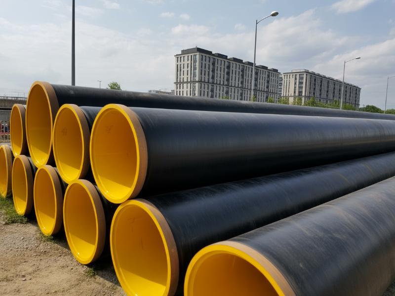 Składowane rury preizolowane przygotowane do budowy sieci ciepłowniczej